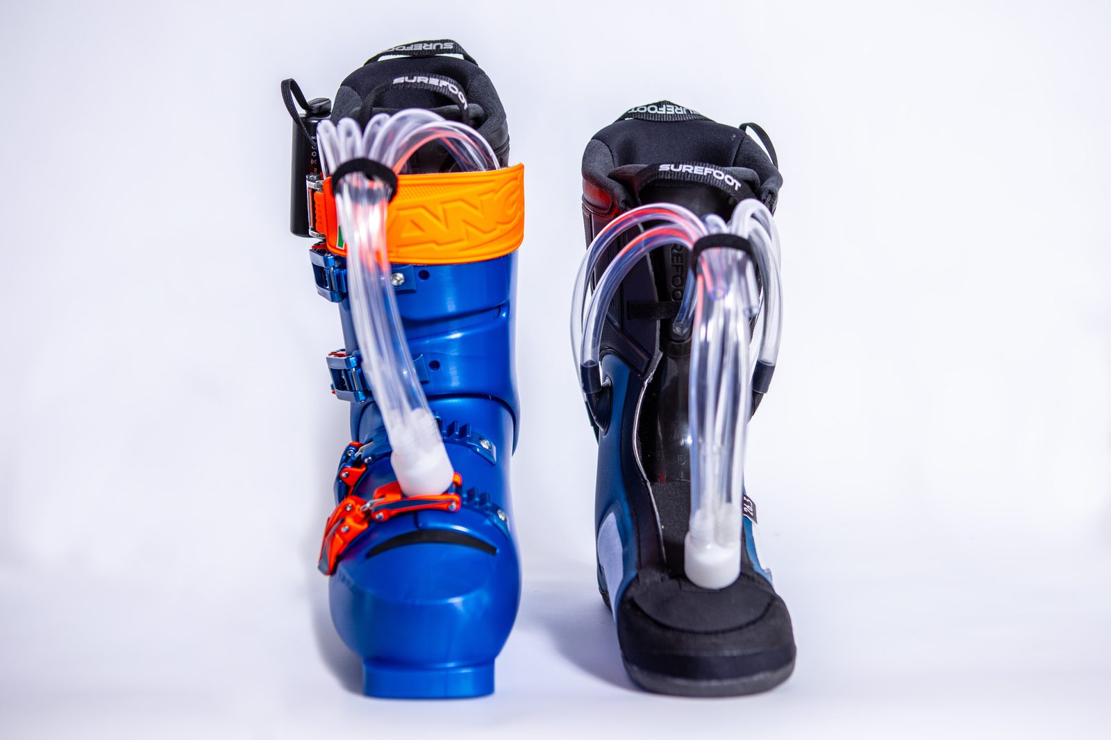 Une paire de chaussures Surefoot sur mesure ouverte, montrant le chausson injecté et le câblage du chauffage