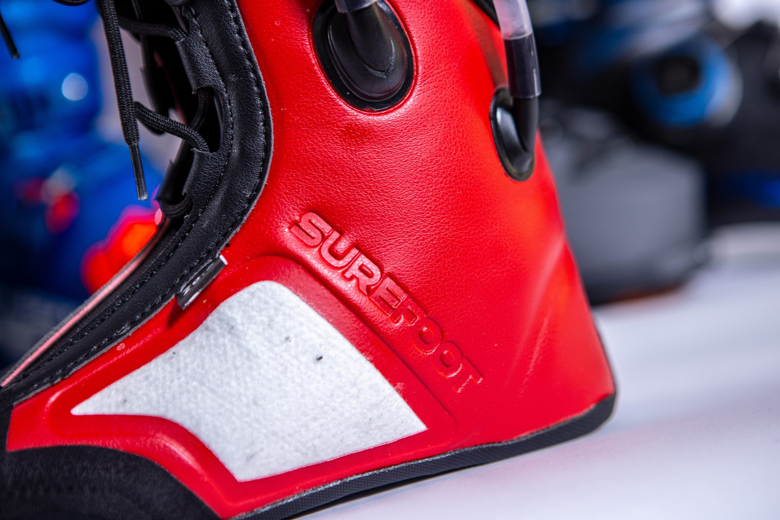 Logo Surefoot sur la manchette d’une chaussure de ski sur mesure