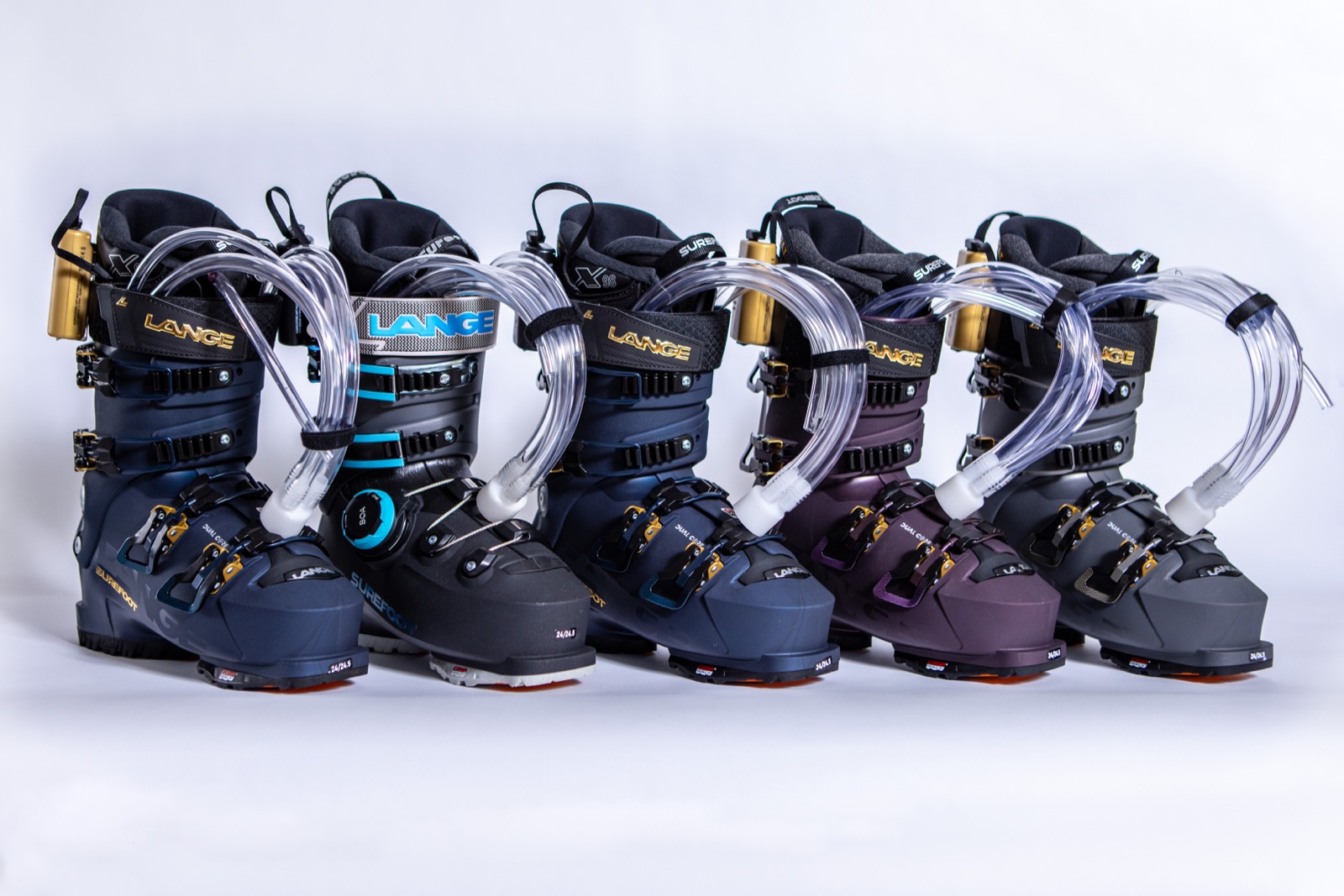Une rangée de chaussures de ski Surefoot sur mesure terminées