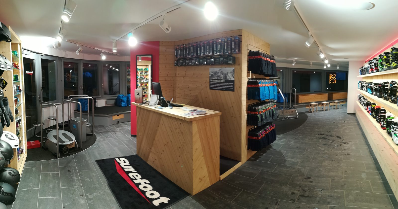 Intérieur de Surefoot Verbier — le comptoir de fitting et le tapis de sol Surefoot